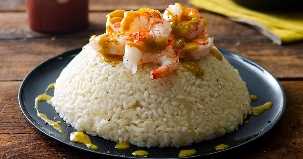Riso al curry con gamberi