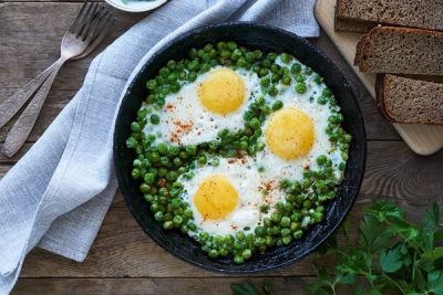 Uova e piselli in umido