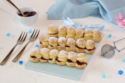 Bignè con crema e amarena