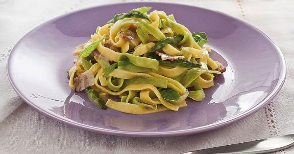 Pasta con asparagi e pancetta