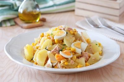 Insalata di patate con tonno e uova
