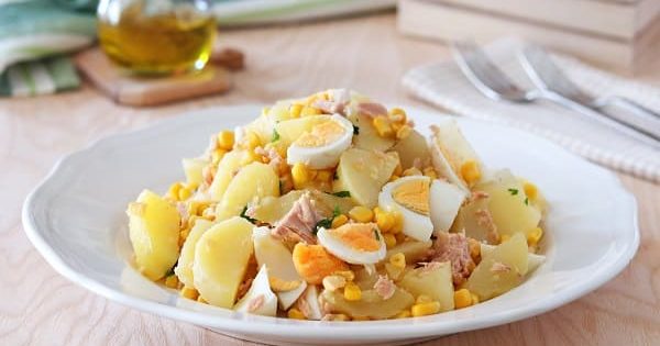 Insalata di patate con tonno e uova