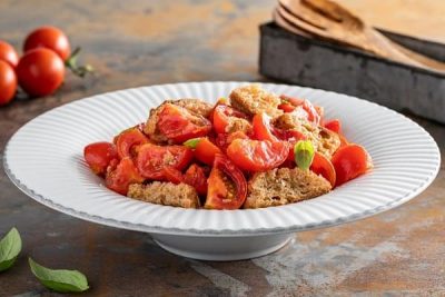 Insalata di pane e pomodori