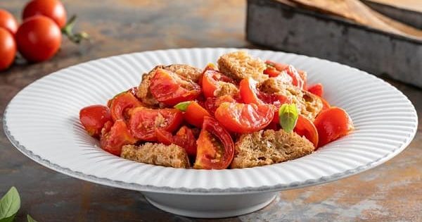 Insalata di pane e pomodori