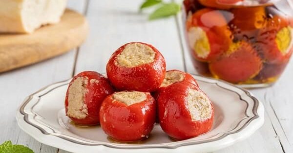 Peperoncini piccanti ripieni di tonno