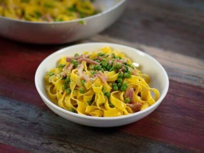 Fettuccine alla papalina con piselli