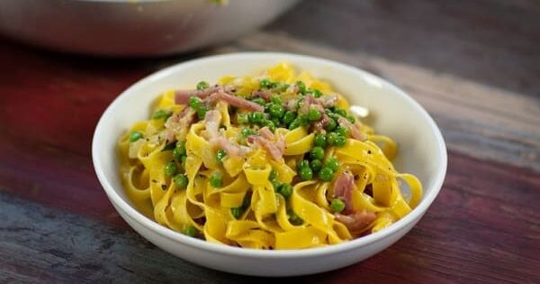 Fettuccine alla papalina con piselli