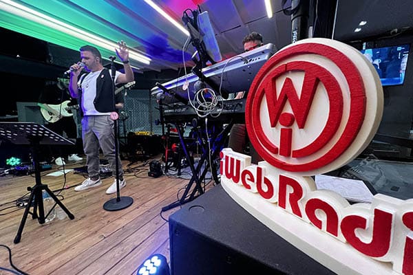 serata tribute band via le mani dagli occhi - iwebradio